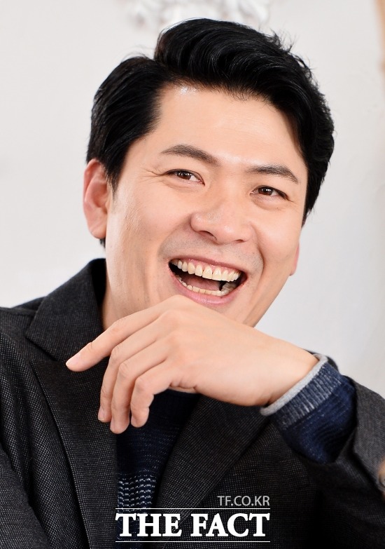 또 한번 형사로 돌아온 배우 김상경. 오는 12일 개봉하는 영화 살인의뢰에서 연쇄살인마에게 여동생을 잃은 형사 태수를 연기한 김상경이 지난 4일 서울 종로구 삼청동에서 <더팩트>취재진을 만나 다양한 이야기를 나눴다./김슬기 기자