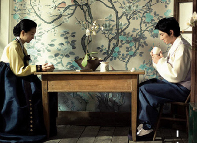 삼둥이 엄마 정승연 판사. 송일국의 아내 정승연 판사(왼쪽)가 이목을 끌고 있다. /온라인 커뮤니티