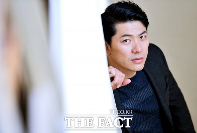 태수는 그간 연기했던 형사완 다릅니다. 김상경은 살인의뢰에서 형사인 동시에 가족을 잃은 피해자를 연기한다./김슬기 기자