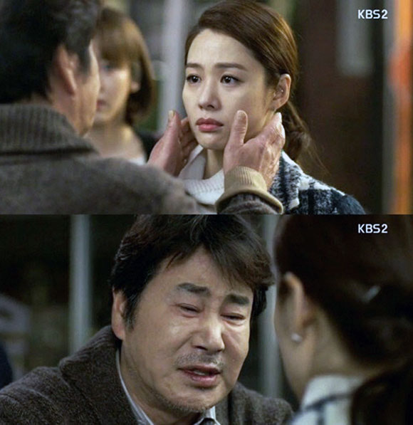 따뜻하고 감동있는 드라마 선호합니다 김현주는 극중 아버지의 시한부와 죽음 등을 경험하며 뜨거운 눈물을 흘렸다. /KBS2 가족끼리 왜 이래 캡처