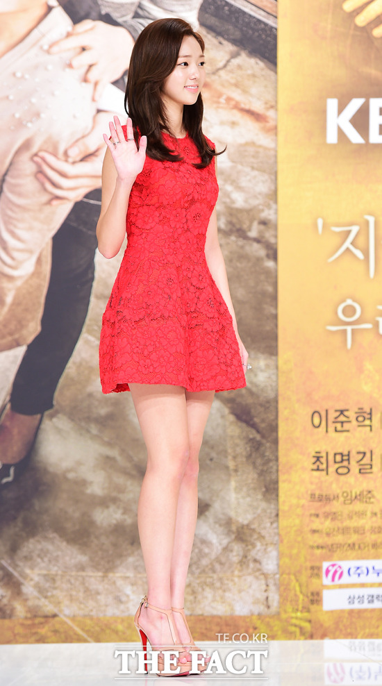 채수빈, 베이글녀 몸매 눈길. 채수빈이 8일 인기 검색어에 등장해 네티즌들의 관심을 받고 있다. 채수빈의 앳된 얼굴과 반전적인 볼륨 몸매도 눈길을 끌고 있다. / 배정한 기자