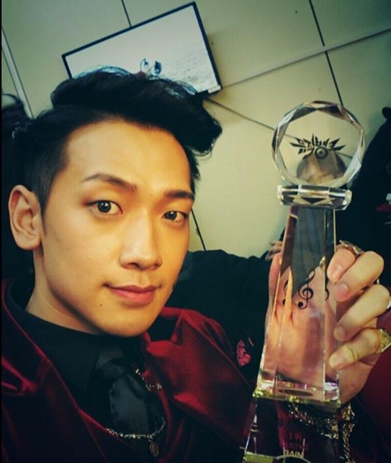 단국대학교 비. 단국대학교가 네티즌들 관심을 모으고 있는 가운데 가수 비가 단국대학교 출신이라고 알려져 화제다. / 비 트위터 캡처