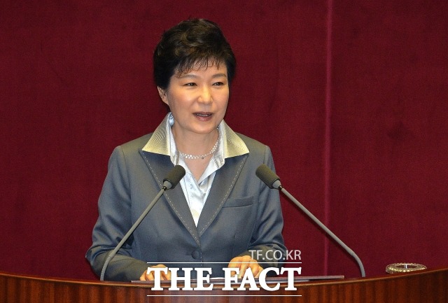 니퍼트 대사-박근혜 대통령 만남 박근혜 대통령이 9일 오전 김기종에게 피습 당한 리퍼트 대사를 병문안했다. 박 대통령은 니퍼트 대사에게 한미 동맹을 위한 노력을 부탁했다. / 더팩트 DB