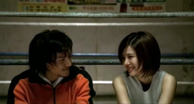 김현주, 상큼한 단발머리. 김현주(오른쪽)는 브라운 아이즈의 벌써 일년 MV에서 장첸과 호흡을 맞췄다. 뮤직비디오에서 김현주는 14년이 흘렀으나 현재와 크게 다르지 않은 방부제 미모를 뽐내고 있다. /브라운 아이즈 벌써 일년 MV