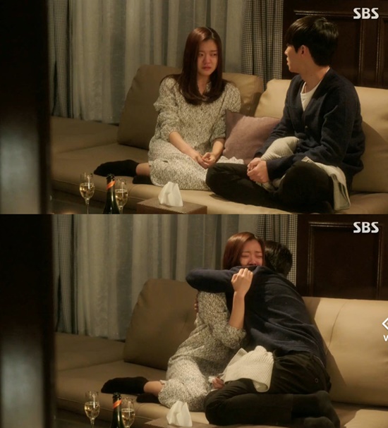 포옹하는 고아성(왼쪽)과 이준. 풍문으로 들었소에서 고아성이 오랜만에 엄마와 전화 통화를 한 뒤 눈물을 흘렸다. /SBS 방송 화면 캡처