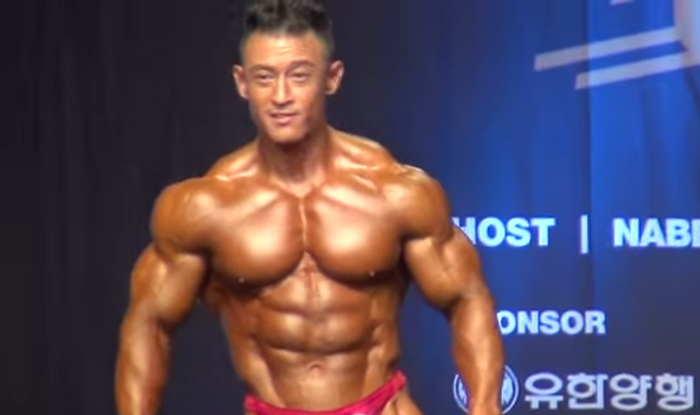 김준호, 멋진 근육 과시. 보디빌더 김준호는 한국 보디빌딩계의 레전드로 꼽힌다. 김준호는 지난 1997년 세계선수권 75kg급 챔피언에 올랐다. /유튜브 영상 캡처