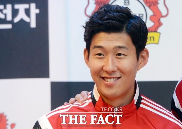 레더쿠젠 손흥민 골 및 분데스리가 득점순위 조명. 레더쿠젠 손흥민 골 및 분데스리가 득점순위 소식에 누리꾼들의 관심이 쏠렸다. 레더쿠젠 손흥민은 멀티골을 넣으며 분데리스가 득점순위 7위에 올랐다./이호균 기자