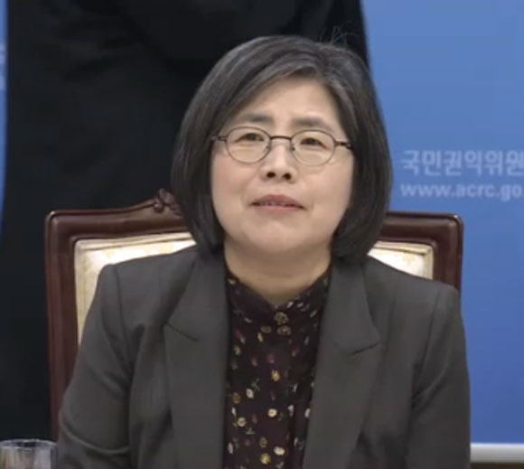 김영란법 후퇴 김영란 전 국민권익위원장은 10일 오전 서강대학교 다산관에서 기자회견을 열어 김영란(부정청탁 및 금품 등의 수수 금지법)에 대해 원안에서 일부 후퇴해 아쉽다고 밝혔다. /JTBC뉴스 영상 갈무리