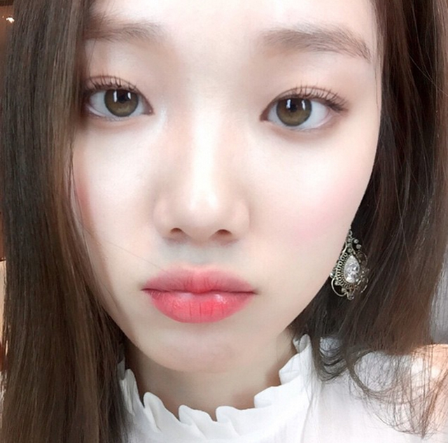 http://news.tf.co.kr/read/entertain/1497996.htm 이성경, 형광등 품은 듯한 하얀 피부!