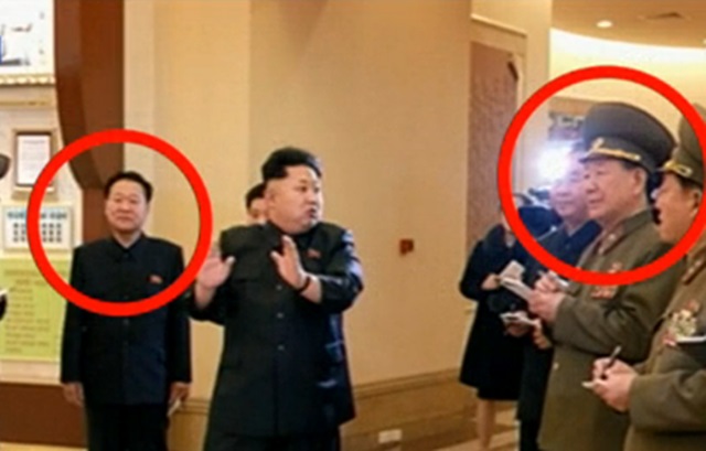 권력 서열 2위 싸움 최룡해 당비서가 최근 정치국 상무위원에서 정치국 위원으로 강등된 것으로 알려졌다. 북한 내 권력 서열의 변화가 감지되고 있다. 김정은(가운데) 국방위원회 제1위원장을 수행하고 있는 최룡해(왼쪽) 비서와 황병서(오른쪽) 총정치국장./MBN 방송 화면 갈무리