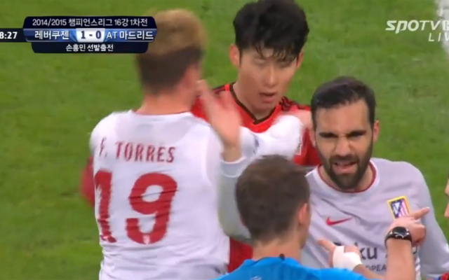 손흥민 밀치는 토레스. 페르난도 토레스(왼쪽)가 지난달 26일 열린 유럽축구연맹 챔피언스리그 16강 1차전에서 손흥민(왼쪽에서 두 번째)을 밀치고 있다. / SPOTV 영상 캡처