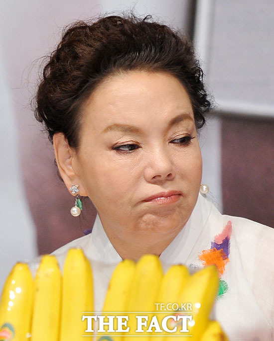 김수미가 밝힌 가문의 영광과 헬머니 욕의 차이 김수미는 지난달 26일 헬머니 시사회에서 가문의 영광과 달리 헬머니에서는 사람의 마음을 치유할 수 있는 욕을 했다고 말했다./ 문병희 기자