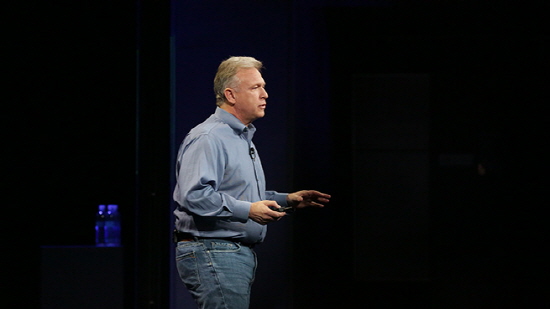 9일(현지시각) 미국 샌프란시스코에서 필 실러 애플 마케팅 수석 부사장이 12인치 맥북에어를 소개하고 있다./ 애플 영상 캡처