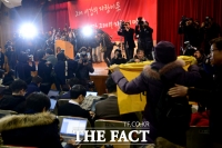 [TF포토] '김영란법' 기자회견장에서 기습시위