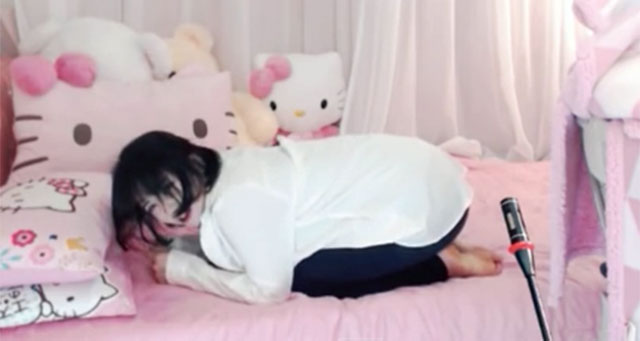 아프리카 티비, BJ 반응 눈길. 아프리카 티비에 올라온 BJ들의 방송 영상이 네티즌들의 관심을 받고 있다. 방송 도중 별풍선 1만 개를 받은 아프리카 티비 BJ의 반응이 화제다. / 아프리카 티비 캡처