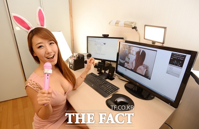 제시카 월드에 오신걸 환영합니다 아프리카TV BJ 디바 제시카는 노출에도 당당했다. 특히 제시카는 자신의 육감적임 몸매를 영어교육에 적극적으로 활용하고 있다./분당=임영무 기자
