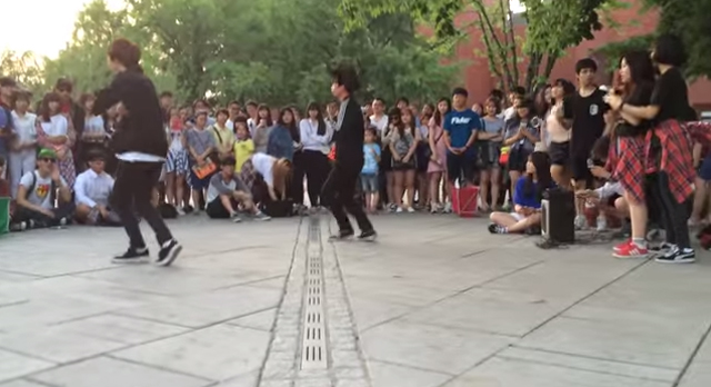 혜화역 근처 마로니에 공원. 혜화역 2번 출구에는 마로니에 공원이 있다. 혜화역 근처에서는 길거리 공연을 자주 볼 수 있다. /유튜브 영상 캡처