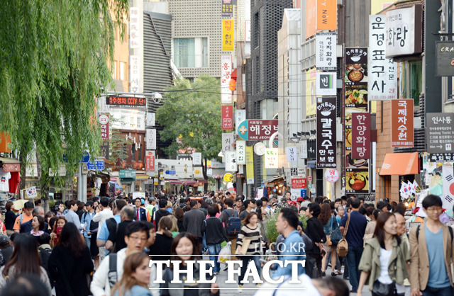 혜화역, 마로니에 공원 눈길. 혜화역이 11일 인기 검색어에 등장해 네티즌들의 관심을 받고 있다. 젊은이들의 놀이터 혜화역에 자리한 마로니에 공원의 풍경도 눈길을 끌고 있다. 사진은 기사와 무관. / 더팩트 DB