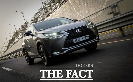 렉서스, 신차 안전도 평가 최고등급 렉서스가 지난 9일 NHTSA가 발표한 안전등급 프로그램에서 NX 300h와 NX 200t 등 2개 차종이 5스타 최고등급을 받았다고 11일 밝혔다. / 렉서스 제공