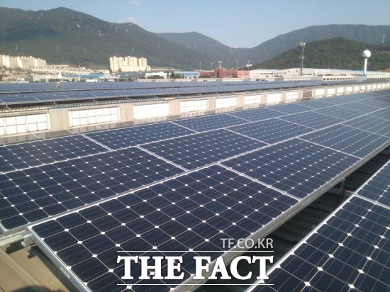 한국지엠, 11.5MW급 태양광 발전시설 설치 한국지엠이 신재생에너지를 위한 설비 투자를 강화를 위해 지난 2월 말 창원공장에 11.5MW급 태양광 발전시설의 설치를 완료, 최근 전력생산 및 공급을 시작했다고 11일 밝혔다. / 한국지엠 제공