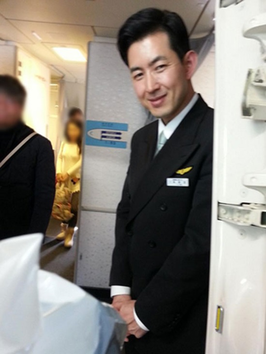 박창진 사무장 업무 복귀 박창진 사무장의 연봉이 1억 원에 이르는 것으로 알려졌다./트위터 갈무리