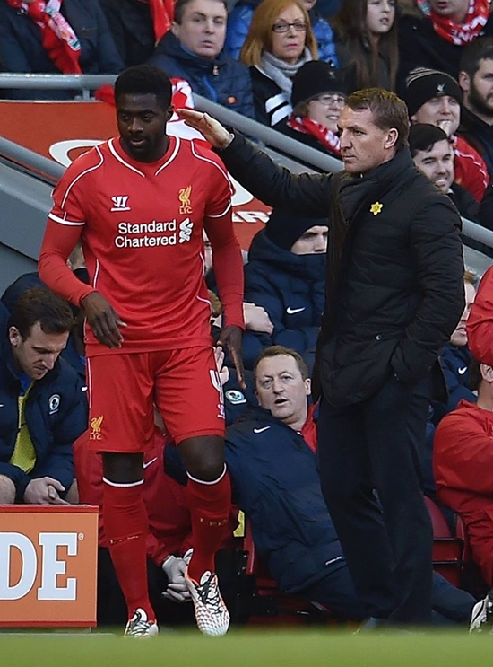 실현 가능성은? 스카이스포츠는 11일 콜로 투레(왼쪽)가 리버풀에서 선수로 계속 뛰길 원한다고 보도했다. / 리버풀 페이스북 캡처