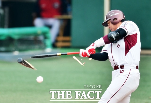오윤 황당한 삼진 한화 오윤이 지난 8일 황당한 2구삼진을 당했다. 지난해 넥센에서 뛰었던 오윤이 지난해 3월 11일 열린 KIA와 시범 경기에서 스윙하고 있다. / 더팩트 DB
