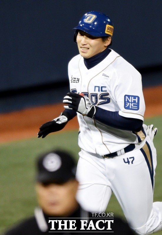 나성범 연봉은? 나성범 2015시즌 연봉은 2억 2000만 원이다. 나성범이 지난해 4월 4일 열린 넥센과 홈 개막전에서 출전해 뛰고 있다. / 더팩트 DB