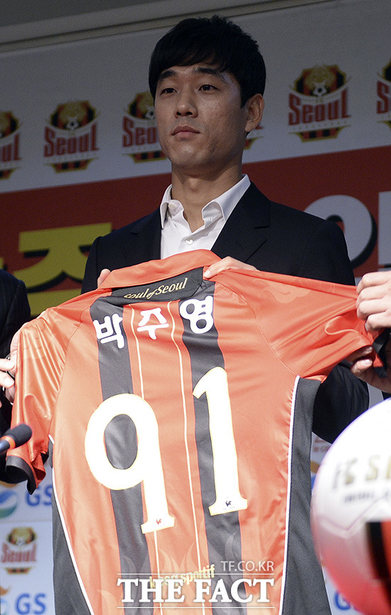 이제는 91번 박주영이 자신의 새로운 유니폼을 들고 포즈를 취하고 있다.