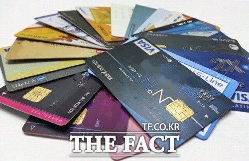 신용카드 업계 순이익 상승 12일 금융감독원은 2014년 신용카드 경영실적을 발표한 가운데 체크카드 발급 수가 처음으로 신용카드를 앞질렀다./ 더팩트DB
