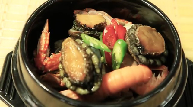 오분자기 뚝배기. 오분자기는 전복의 사촌으로 불린다. /유튜브 영상 캡처