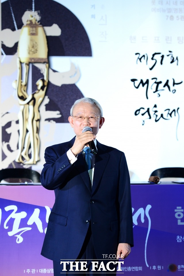 합수단, 일광그룹 이규태 회장 구속영장 청구 검토. 11일 일광그룹 이규태 회장이 공군 전자 대금을 부풀린 혐의로 자택에서 체포됐다. 사진은 일광그룹 이규태 회장이 지난해 11월 제 51회 대종상 영화제 핸드 프린팅에 참석하고 있는 장면. /남윤호 기자