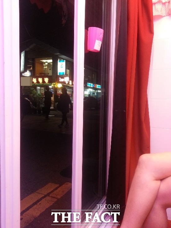 동기끼리 성매매하다… 수서경찰서는 13일 이달 초 국세청 과장급 간부 2명을 성매매 현장에서 긴급 체포했다고 밝혔다. 체포된 이들은 행정고시 동기인 것으로 알려졌으며 국세청은 이들을 직위 해제하고 대기발령 조치를 내린 것으로 전해졌다. (해당 기사 내용과 무관) /더팩트 DB