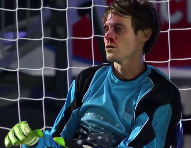 세상에서 제일 골 때리는 승부차기. 머리로 승부차기 5개를 모두 막은 골키퍼의 영상이 인터넷을 뜨겁게 달구고 있다. /유튜브 영상 캡처