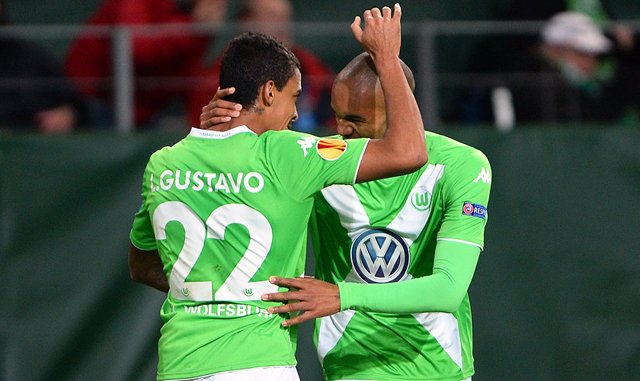 축하한다 친구야 전반 28분 동점골을 터뜨린 나우두(오른쪽)가 루이스 구스타보와 기쁨을 나누고 있다.