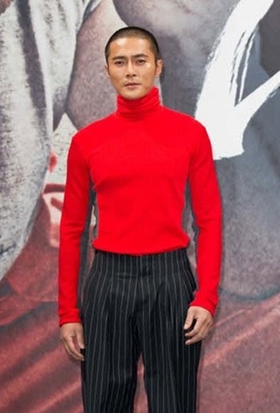 조동혁 코디와 불화설 해명? 조동혁이 드라마 제작 발표회에 튀는 의상을 입고 나온 것을 해명했다. 조동혁은 빨간 티셔츠로 화젯거리가 된 점에 대해 즐거워했다. / CJ E&M 제공