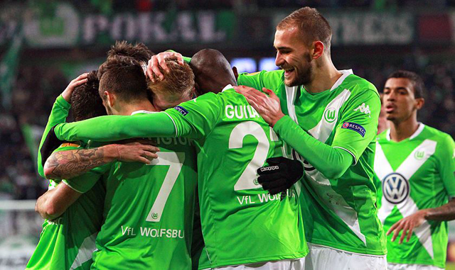 잘했어 모두 볼프스부르크 선수들이 13일 인테르 밀란전에서 함께 기뻐하고 있다.