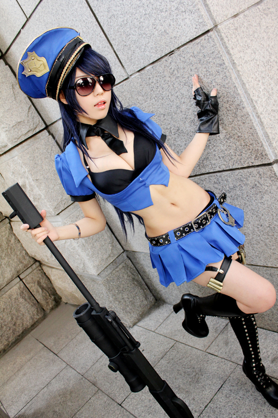 롤 인벤 케이틀린 경관 코스프레. 롤 인벤에 올라온 케이틀린 경관 코스프레 사진이 누리꾼들의 관심을 받고 있다. 롤 인벤 사진 속 코스프레 여성은 잘록한 허리를 자랑한다. /롤 인벤 캡처