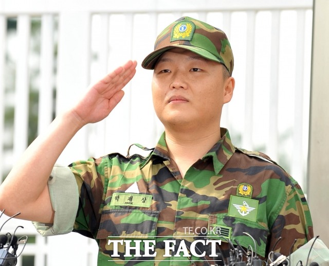 싸이 임차인 소송에 과거 재입대 재조명. 가수 싸이가 카페 임차인과 명도소송 중인 가운데 과거 부실복무로 재입대했던 사건이 재조명받고 있다./더팩트DB