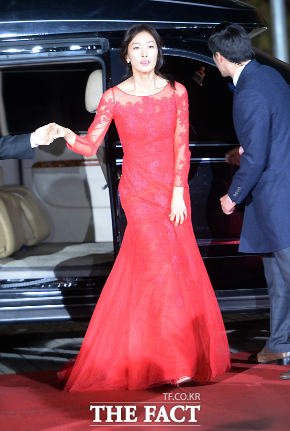 김서형 삼성전자 인연 깊은 이유는 지난해 11월 21일 제51회 대종상영화제가 서울 여의도 KBS홀에서 열린 가운데 배우 김서형이 레드카펫을 밟고 있다./더팩트DB