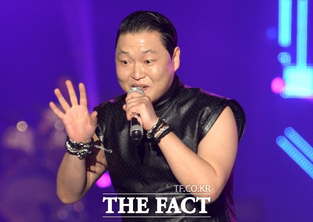 싸이 아내 유혜연의 9첩 반상 재조명. 가수 싸이가 세입자와 소송을 벌리고 있는 가운데 그가 2012년 힐링캠프, 기쁘지 아니한가에 출연해 아내가 차려 준 9첩 반상을 언급한 발언이 다시금 화제를 모으고 있다./이새롬 기자