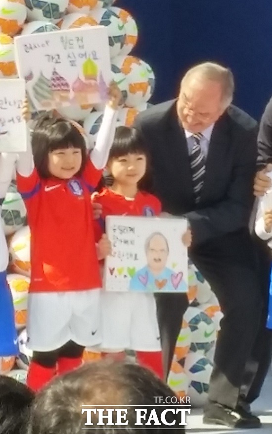 무릎 굽힌 슈틸리케 감독 울리 슈틸리케 감독이 16일 무릎을 굽혀 어린이와 눈높이를 맞추고 있다.