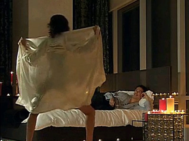 고현정 바바리맨 변신. 고현정 바바리맨 변신 장면이 재조명 됐다. 고현정은 흰색 가운을 좌우로 펼치며 알몸을 공개하는 연기를 소화했다./MBC 여우야 뭐하니 캡처