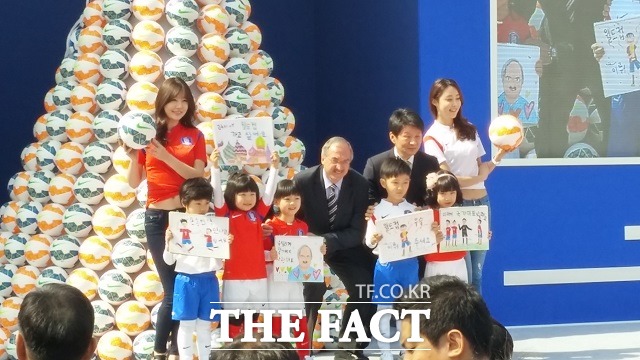 활짝 웃는 슈틸리케 감독 울리 슈틸리케 감독이 무릎을 굽혀 어린이와 정면을 바라보며 웃고 있다. / 용산 = 이현용 기자