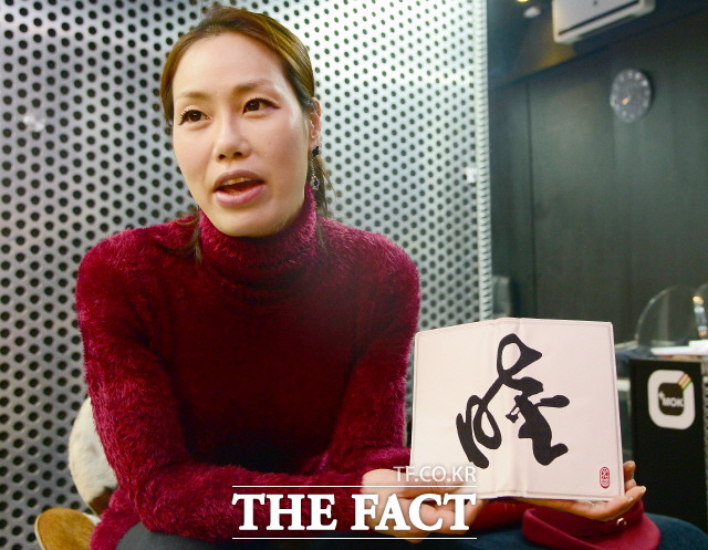 돈을 쫓지 않고 한국을 알리는 길에 앞장서고 있는 목 디자이너 목은정 디자이너는 돈을 쫓는 것이 아니라 한국만의 명품을 만들어 세계에 알리는 일에 힘쓰고 있다./ 이새롬 기자