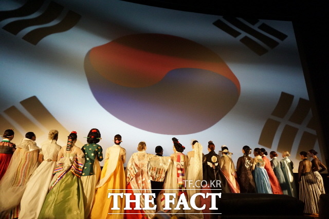 전 세계에 울려퍼진 애국가 지난달 22일 세계 최대 영화축제인 아카데미상 시상식 행사에서 태극기가 올라가고 애국가가 울려 퍼졌다./ 플러스목 제공