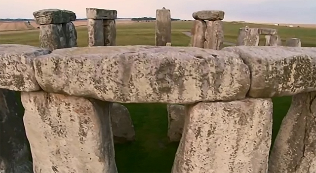 스톤헨지 용도, 구덩이의 비밀 눈길. 스톤헨지 용도가 16일 인기 검색어에 등장해 네티즌들의 관심을 받고 있다. 스톤헨지 용도를 추측을 어렵게 하고 있는 구덩이도 눈길을 끌고 있다. / 유튜브 영상 캡처