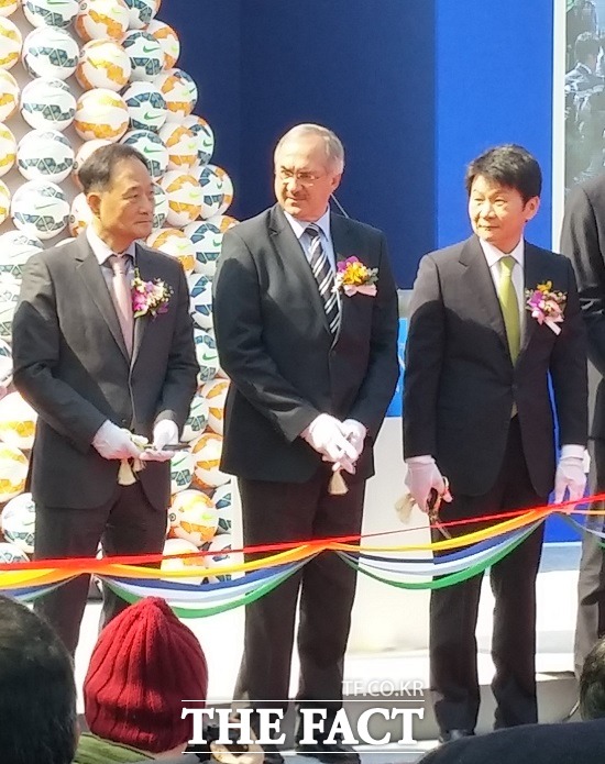 슈틸리케 감독(가운데)이 풋살장 개장식에서 테이프 커팅을 위해 서 있다.