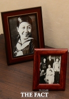 [TF포토] 박정희 전 대통령 가옥 개방, '시민들 기다리는 역사의  흑백사진'