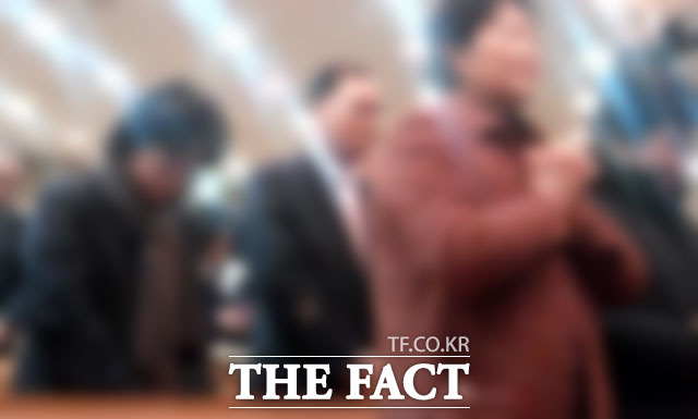 신천지 관계자 신천지에 빠진 사람들, 섹스 포교 하지 않는다 신천지에 빠진 사람들 가운데 섹스 포교하는 이가 있다는 기독교포털뉴스의 보도에 신천지 측이 반박했다. 신천지 측은 17일 <더팩트>와 통화에서 신천지에 빠진 사람들 가운데 섹스 포교 하는 이는 없다고 밝혔다.(사진은 기사와 무관)/ 더팩트 DB